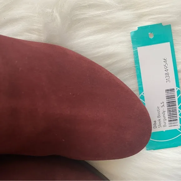 New without box Diba sleek booties burgundy suede ankle boots