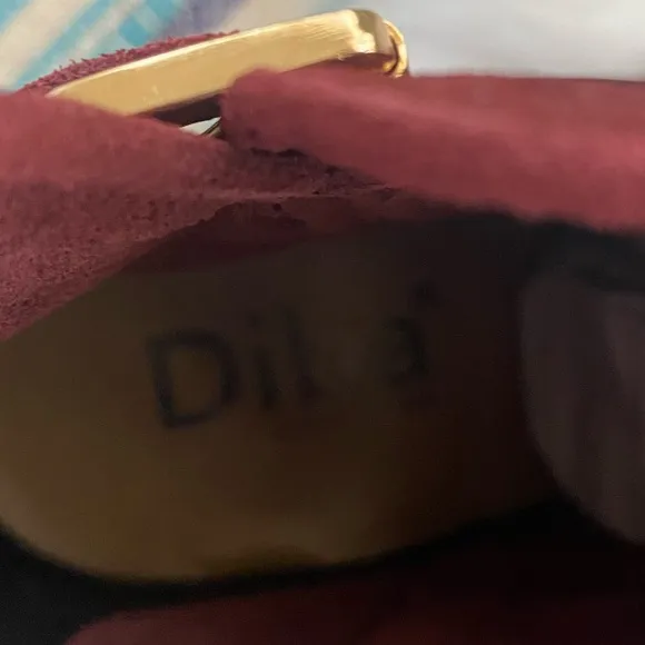New without box Diba sleek booties burgundy suede ankle boots