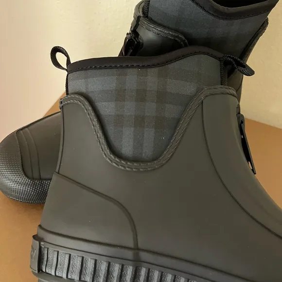 NIB Burberry Flinton Vintage-check Rubber Rain Boots Black Sz US 10.5-11…