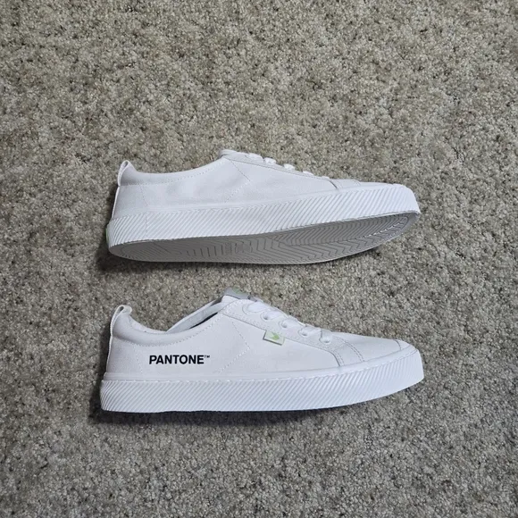 NIB Cariuma OCA Low Pantone Snow White Canvas Shoes