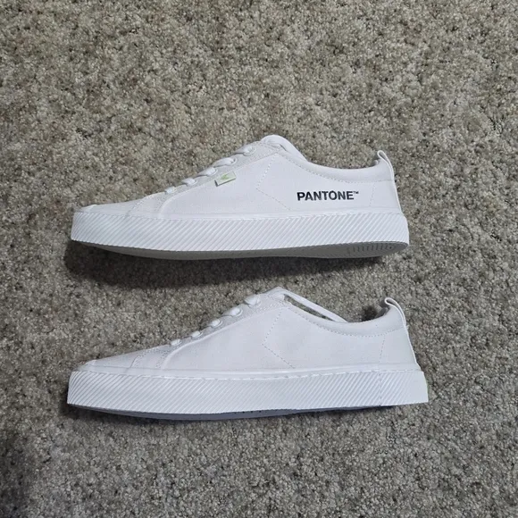 NIB Cariuma OCA Low Pantone Snow White Canvas Shoes