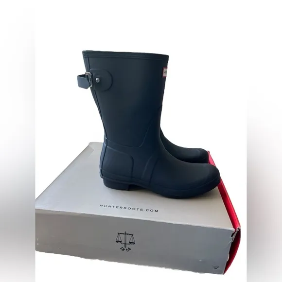 NIB Hunter Women’s Original Adjustable Back Navy Rain Boots in size 9