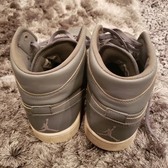 Nike Air Jordan 1 Mid Cool Gray Mens Basketball Sn