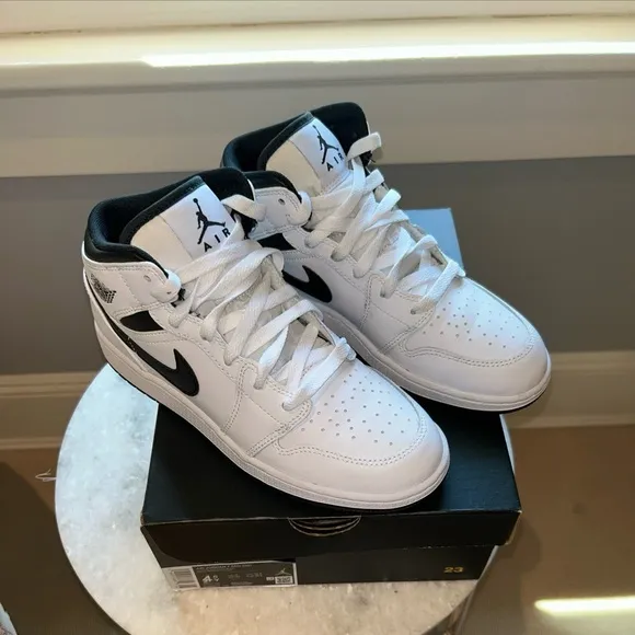 Nike Air Jordan 1 Mid (GS) Shoes 4.5 White Black DQ8423-132 Worn 1x