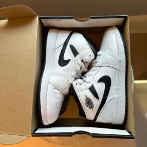 Nike Air Jordan 1 Mid (GS) Shoes 4.5 White Black DQ8423-132 Worn 1x