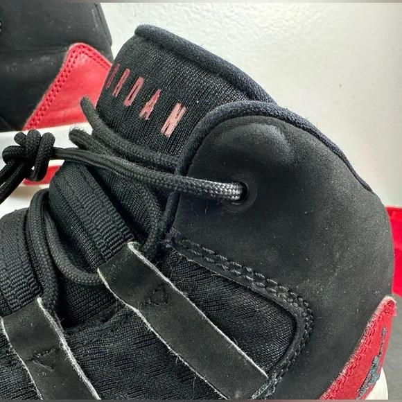 Nike Air Jordan Max Aura Boys' Sneakers, Black/Red, Sz 2Y