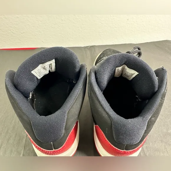 Nike Air Jordan Max Aura Boys' Sneakers, Black/Red, Sz 2Y