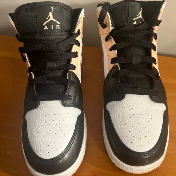 Nike Air Jordan Women's Black and Pink Sneakers
