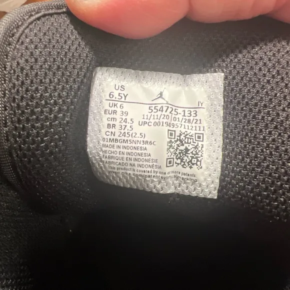 Nike Air Jordan Women's Black and Pink Sneakers