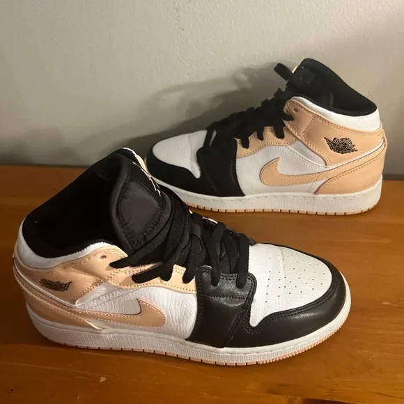 Nike Air Jordan Women's Black and Pink Sneakers