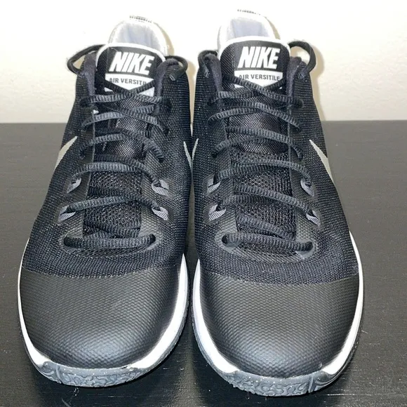 Nike Air Versitile shoes athletic sneakers black white sz 9