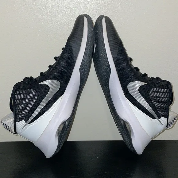 Nike Air Versitile shoes athletic sneakers black white sz 9