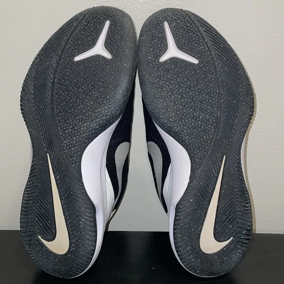 Nike Air Versitile shoes athletic sneakers black white sz 9
