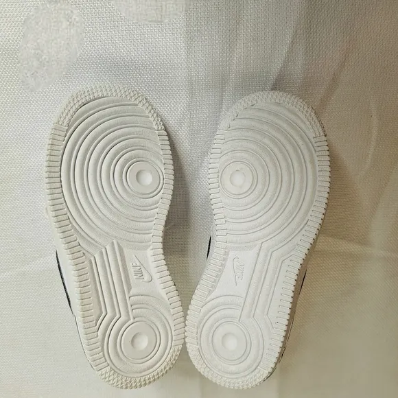 Nike brand&quot;Airforce Ones in Black and White&quot; #CV4597-100.trainers size 9 child.