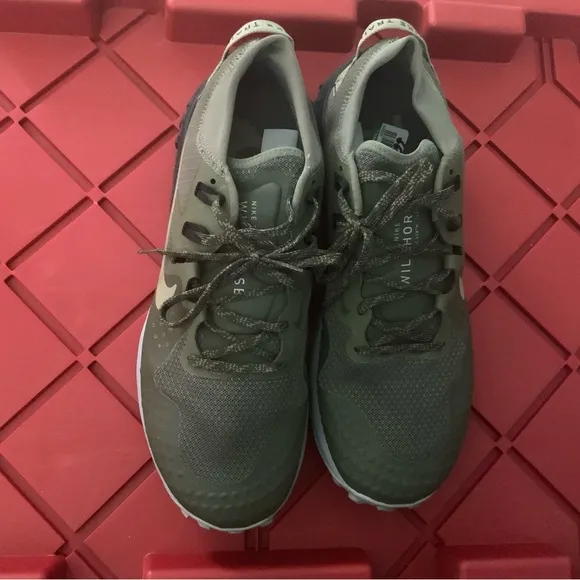 Nike Green Athletic Shoes Low-Top Design