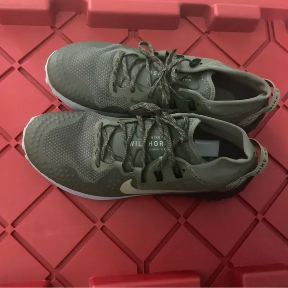 Nike Green Athletic Shoes Low-Top Design