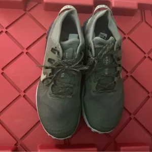 Nike Green Athletic Shoes Low-Top Design