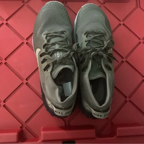 Nike Green Athletic Shoes Low-Top Design