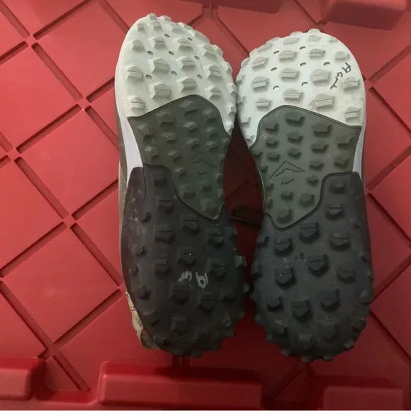 Nike Green Athletic Shoes Low-Top Design