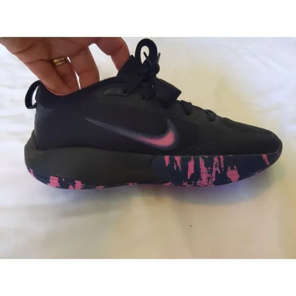 Nike IsoFly GS Basketball Shoes Size 4Y Black Pink FN4384-003 Girls Youth