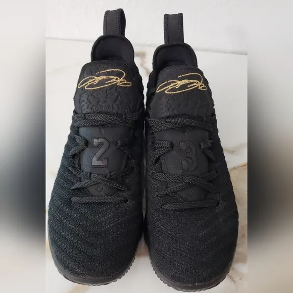 Nike LeBron 16 GS I'm King black metallic gold size 5.5 youth basketball tennis
