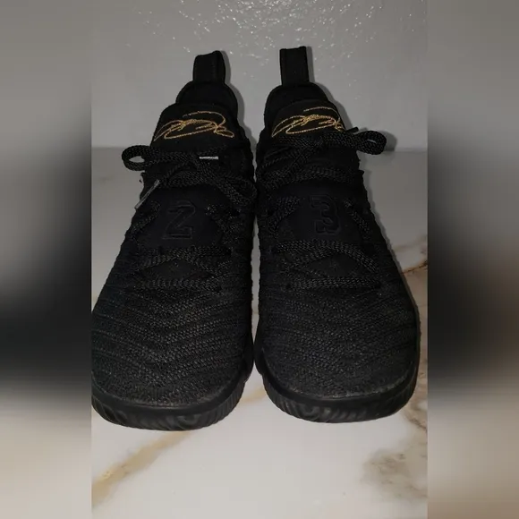 Nike LeBron 16 GS I'm King black metallic gold size 5.5 youth basketball tennis