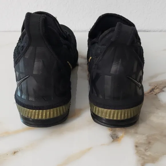 Nike LeBron 16 GS I'm King black metallic gold size 5.5 youth basketball tennis