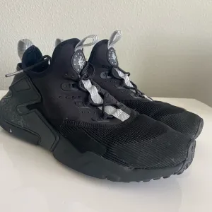 Nike Men's Black Athletic Shoes Huarache 5Y