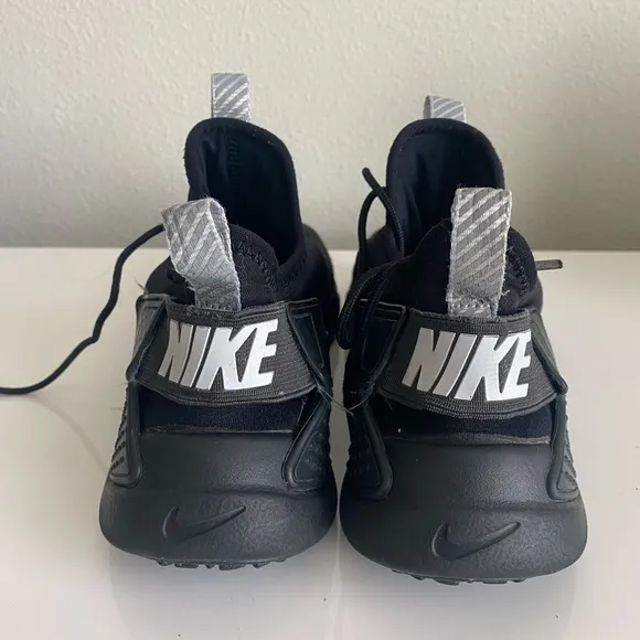 Nike Men's Black Athletic Shoes Huarache 5Y