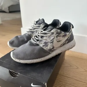 Nike Men's Gray Camo Roshe Sneakers