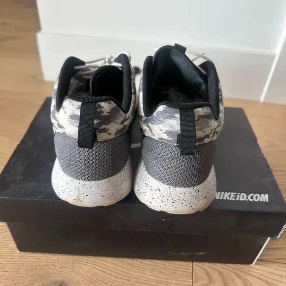 Nike Men's Gray Camo Roshe Sneakers