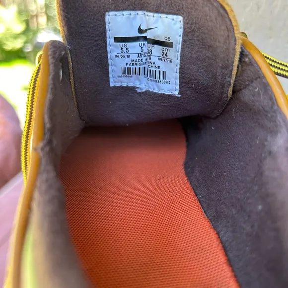 Nike Stefan Janoski Skateboard shoes. Youth Sz 5.5. Mustard suede tone.