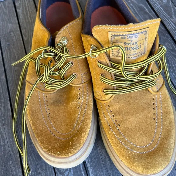 Nike Stefan Janoski Skateboard shoes. Youth Sz 5.5. Mustard suede tone.