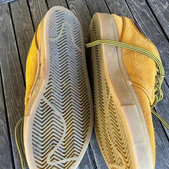 Nike Stefan Janoski Skateboard shoes. Youth Sz 5.5. Mustard suede tone.
