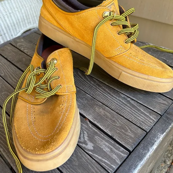 Nike Stefan Janoski Skateboard shoes. Youth Sz 5.5. Mustard suede tone.