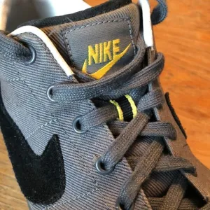 Nike Classic Canvas shoes Men’s 8 Very sweet!