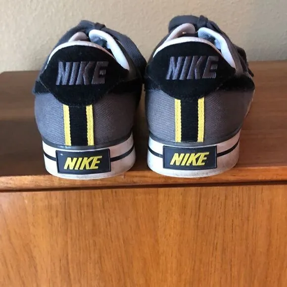 Nike Classic Canvas shoes Men’s 8 Very sweet!
