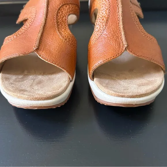 NWOB Halsa Footwear Cassandra Wedge Sandal In Dark Mango, Size 7M
