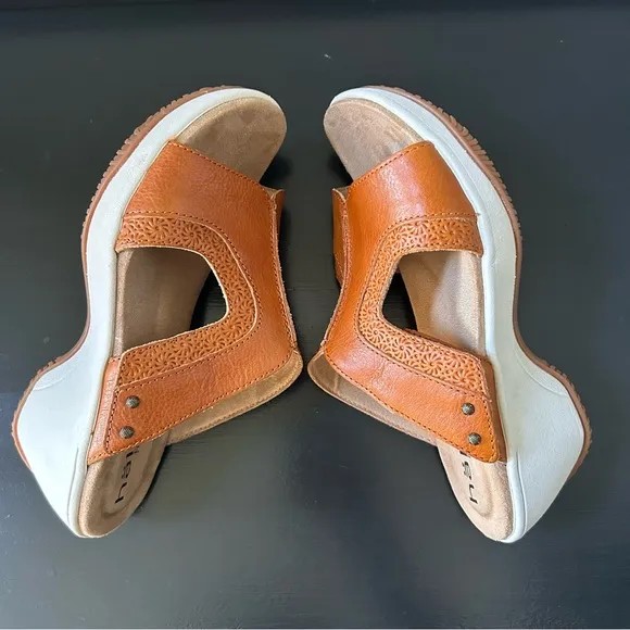 NWOB Halsa Footwear Cassandra Wedge Sandal In Dark Mango, Size 7M