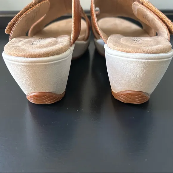 NWOB Halsa Footwear Cassandra Wedge Sandal In Dark Mango, Size 7M