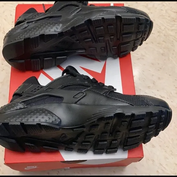 NWOT Black Nike Huarache Sneakers