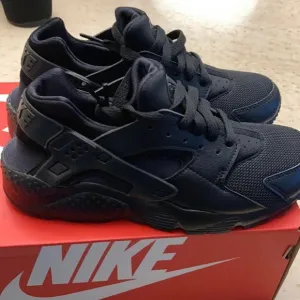 NWOT Black Nike Huarache Sneakers