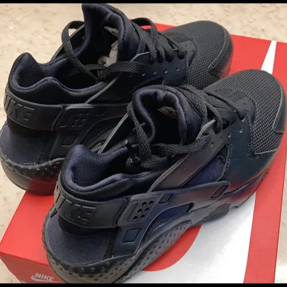 NWOT Black Nike Huarache Sneakers