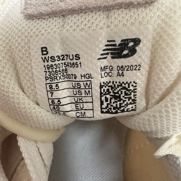 NWOT New Balance Women’s 327 Sneaker Size 8.5