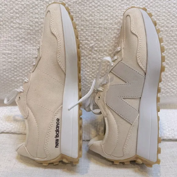 NWOT New Balance Women’s 327 Sneaker Size 8.5