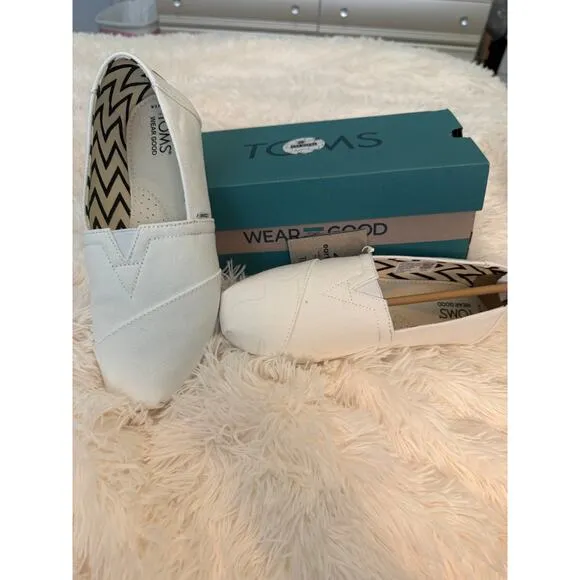 NWT &amp; Box TOMS Alparagate White Cotton Canvas Shoes