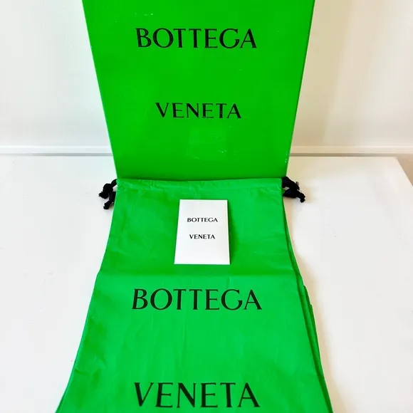 NWT Bottega Veneta Rubber Flat Slide Sandals Size 39