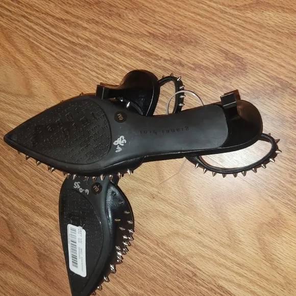 NWT Gianni Bini Azurie leather studded heels. Women's 6