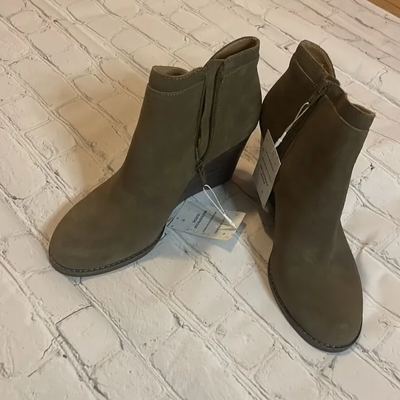 NWT Lucky Brand US 8 1/2 Green Suede YIMINA Ankle Boots Zip Up Booties