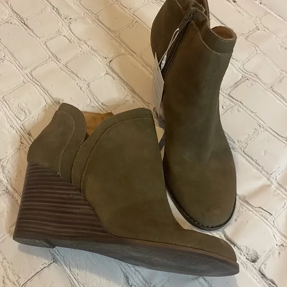 NWT Lucky Brand US 8 1/2 Green Suede YIMINA Ankle Boots Zip Up Booties